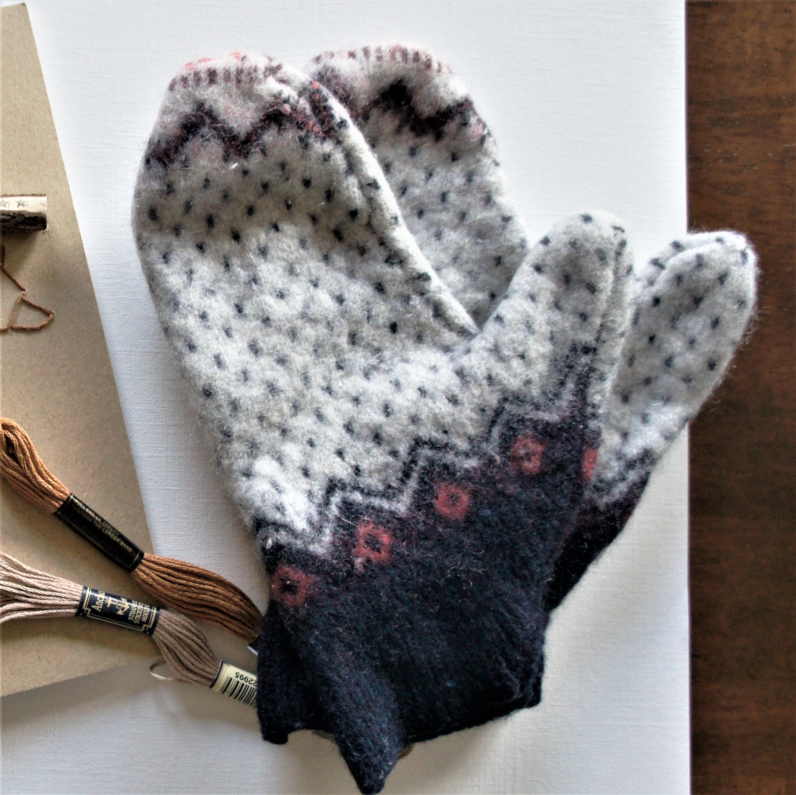 Toasty mittens from an upcycled wool jumper